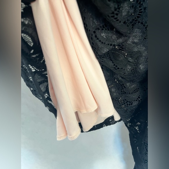 Asymmetrical Black and cream lace halter dress with zip on open back NWT - Picture 6 of 6